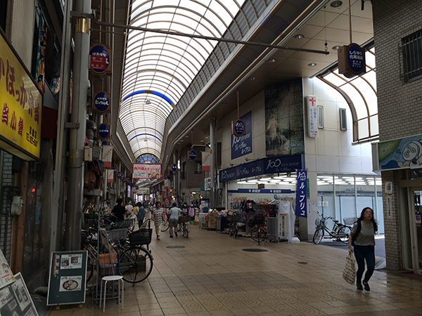 京橋中央商店街のルプリュ前